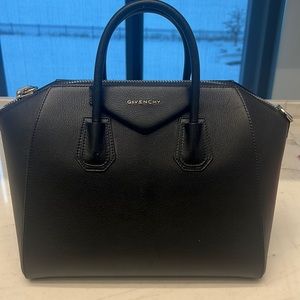 Givenchy Antigona Medium in Grained Leather